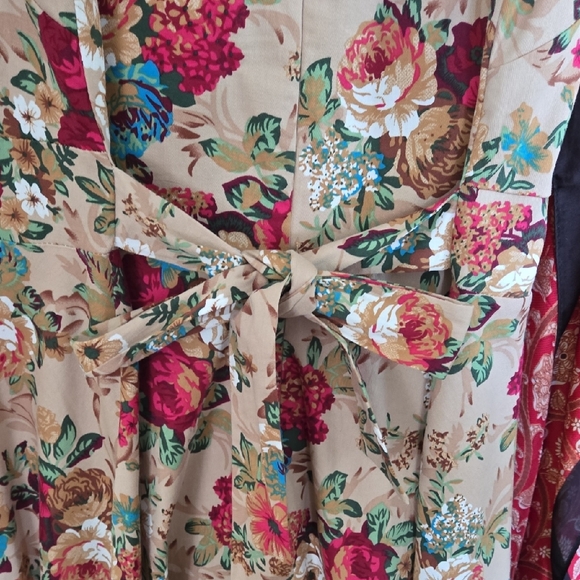 Chic Floral Midi Dress - Pink and Cream - Picture 3 of 4